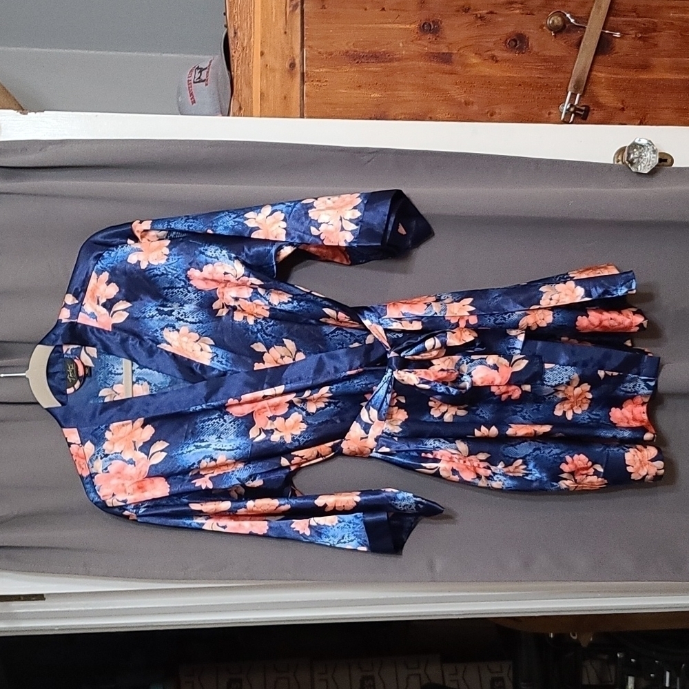 Thalia &Sodi Intimates Robe Floral Snakeskin Design Wrap Belted Size‎ S/M EUC